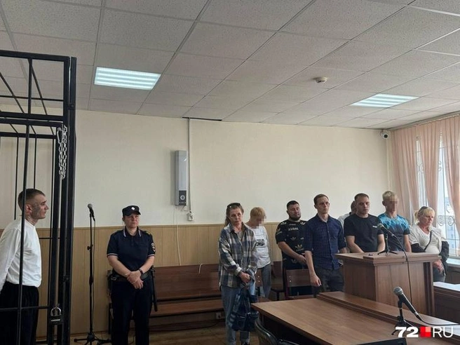 В белой кофте у стены стоит мама убитой. Во время заседания она старалась не смотреть в сторону Максима и при разговоре отводила взгляд  | Источник: Анастасия Малышкина / 72.RU 