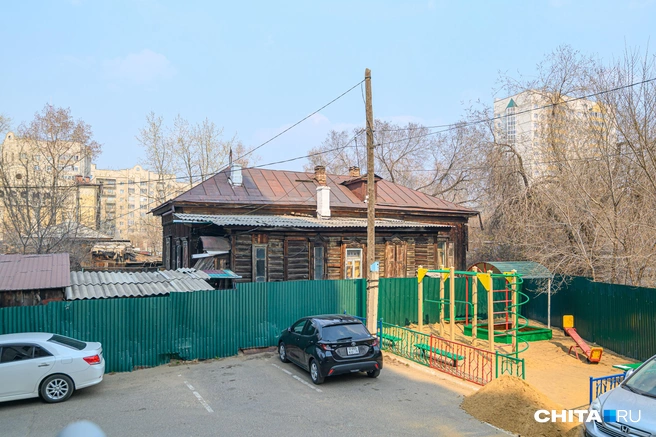 Вот так выглядит двор этой многоэтажки | Источник: Олег Федоров / CHITA.RU