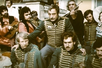 Командир гусарского полка, полковник Покровский (Валентин Гафт) исполняет в фильме романс «Я пережил» на стихи Петра Вяземского (1837) | Источник: Стоп-кадр из фильма «О бедном гусаре замолвите слово» (реж. Э. Рязанов, «Мосфильм», 1980)