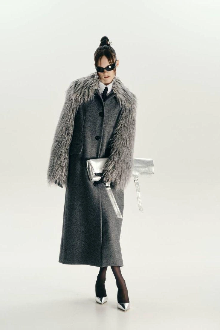 Пальто с мехом нынче тоже в моде | Источник: Razumprostyle / Pinterest.com