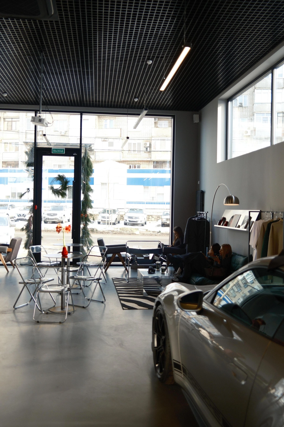 Машина, которая стоит в заведении  | Источник: Дарья Паращенко / 93.RU