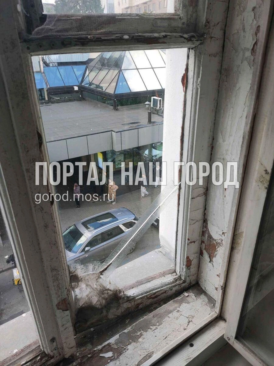 Москвич не может открыть окно | Источник: gorod.mos.ru