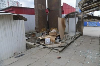 Навесы у закрытого рынка Архангельска: кто за уборку?