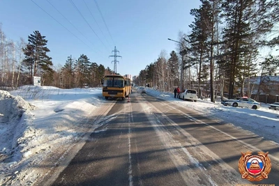 Школьный автобус врезался в машину под Иркутском