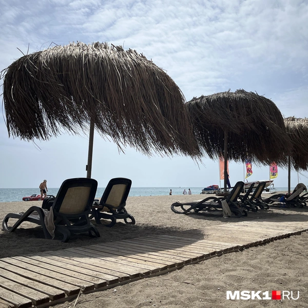 Пляжи здесь песчаные, с небольшой полосой гальки в море | Источник: Виктория Чулюкина / MSK1.RU