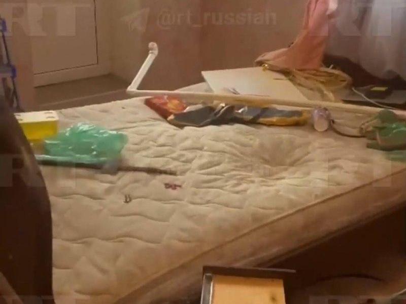 «Очень много вопросов, что с мамой»: в захламленной квартире Казани нашли девочку-маугли