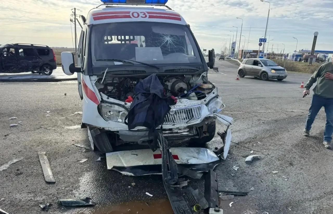 Серьезный перелом: стало известно состояние пострадавших в ДТП со скорой