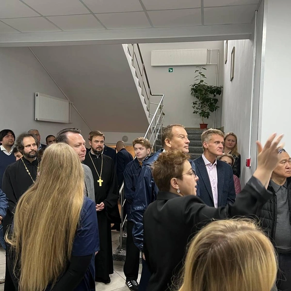Нюта Федермессер показывает хоспис представителям власти, бизнеса и священнослужителям | Источник: фонд «Вера»