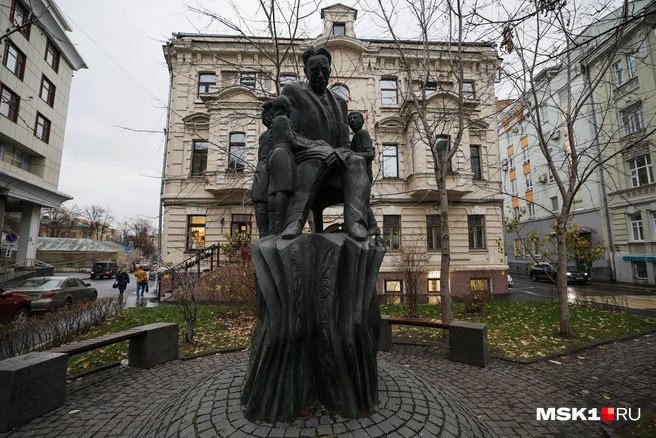 В 2022 году памятник Самуилу Маршаку открыли и в Москве. Он находится на Лялиной пощади | Источник: Артем Устюжанин / MSK1.RU