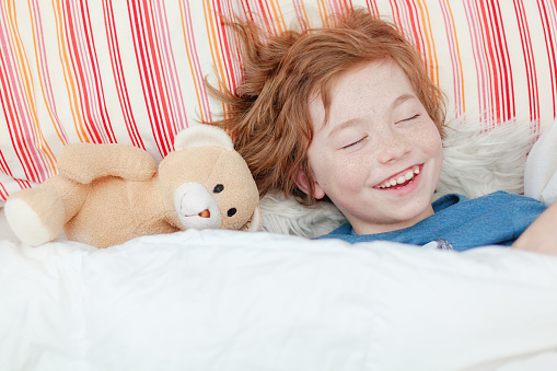 Почему ребенок смеется во сне