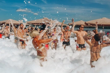 Источник: «Пляжи Перми | Пляж VERDE | Пляж NIKKI BEACH» / vk.com