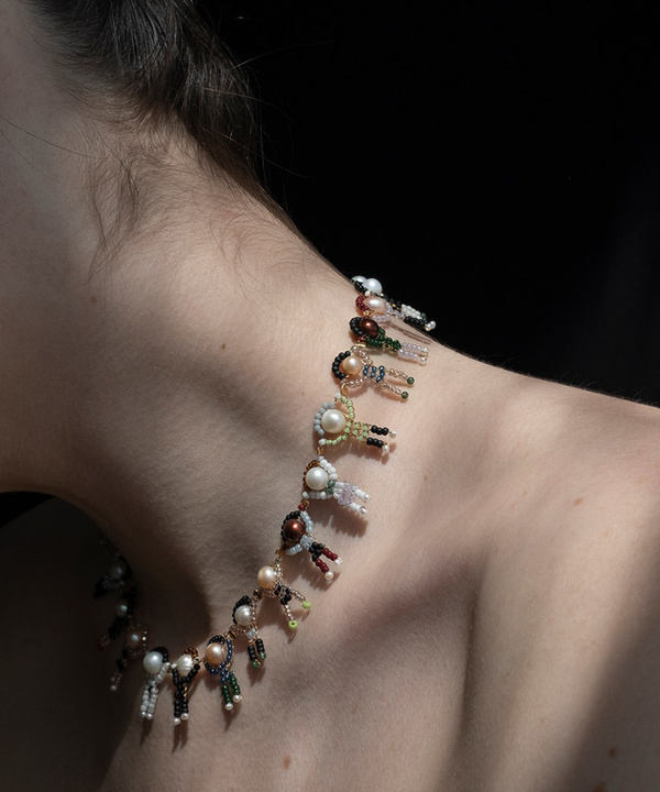 Связанные одной нитью: ожерелья J. Kim в форме человечков