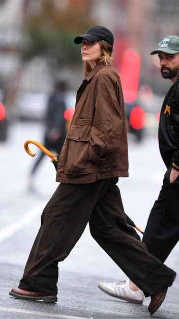 Инвестиция в стиль: Элизабет Олсен нашла эффектную куртку — она будет в тренде в 2024 году | marieclaire.ru