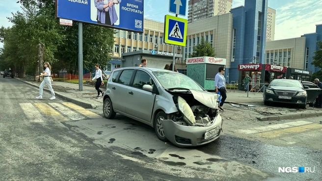 В результате аварии пострадали три автомобиля | Источник: Татьяна Старостенкова / NGS.RU