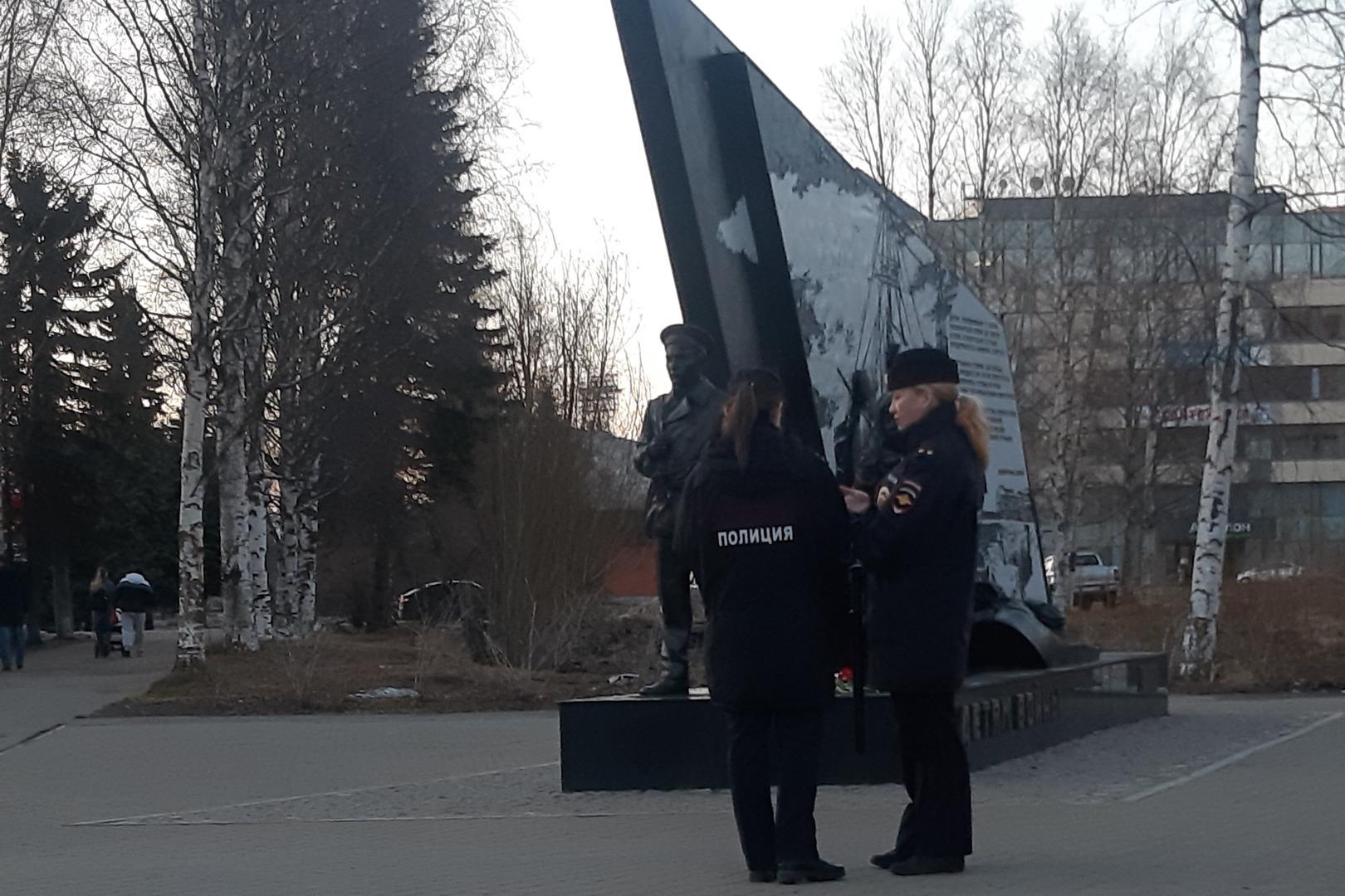 Полицейские охраняют памятники в Архангельске; какие меры Архангельске - 7  мая 2022 - 29.ру