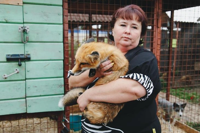 Елена занимается питомцами каждый день, с раннего утра и до позднего вечера | Источник: Дарья Пона 