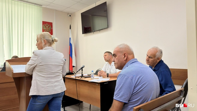 Мужчина в голубом поло&nbsp;— владелец бара, женщина в бежевом пиджаке&nbsp;— его супруга, коллега и свидетель | Источник: Алексей Кожевников / 59.RU