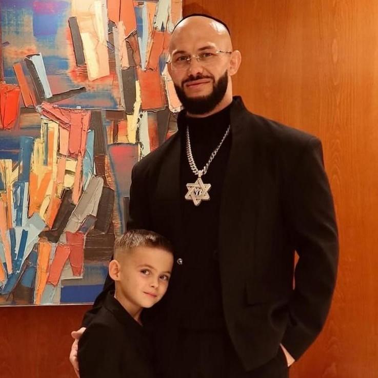 «Где мать? Зачем это ребенку?»: Джиган с пятилетним сыном зажег на еврейской свадьбе в окружении пышногрудых красоток