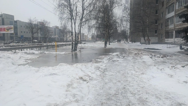 Теперь здесь огромные лужи | Источник: «Подслушано в Ярославле» / Vk.com