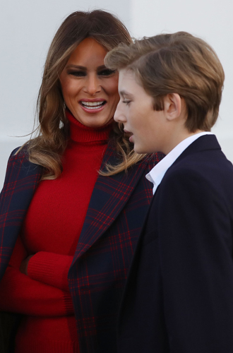 Мелания Трамп с сыном встретили рождественскую елку