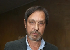 Бормотал «Где я?», исполнил две песни и исчез за кулисами: Николай Носков сорвал концерт в Перми