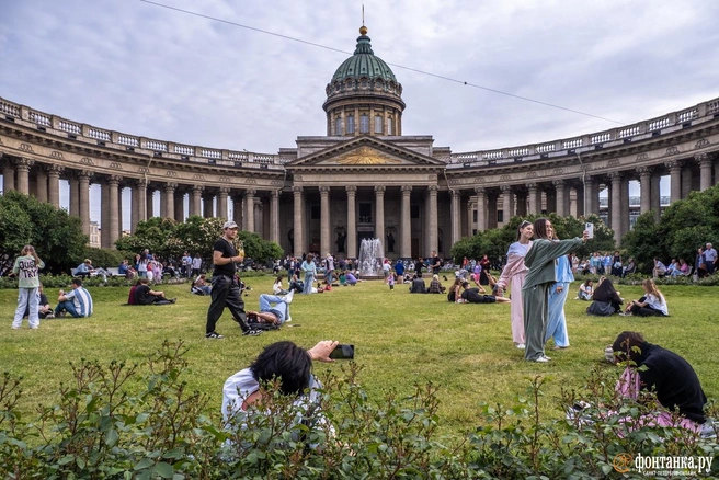 Петербуржцы ловят лето на каждом клочке зелени | Источник: Михаил Огнев / FONTANKA.RU