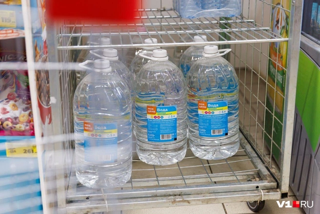 Продавцы уверены — дефицита бутилированной воды не будет | Источник: Алексей Волхонский / V1.RU