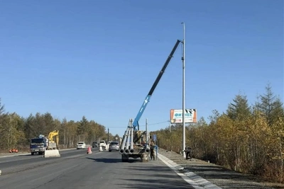 На Корсаковской трассе устанавливают освещение