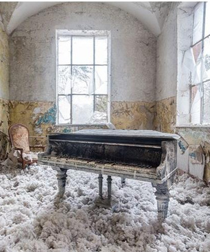 Зловещие фотографии пианино в заброшенных домах (галерея)