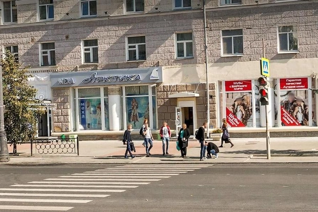 «Сады России» работают на этом месте с 2020 года, раньше тут тоже продавали шубы. Слева&nbsp;— панорама 2017 года. | Источник: «Яндекс.Карты»