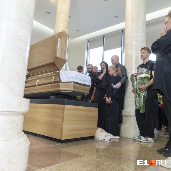 Верная спутница на всех поисках — собака Белка — всю церемонию лежала возле гроба | Источник: Кирилл Кушнов / E1.RU