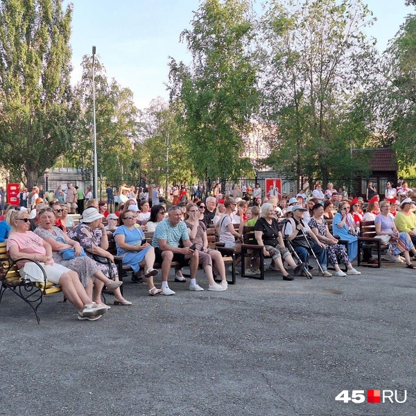 Зрители не только смотрели концерт и подпевали артистам | Источник: Александр Лисихин