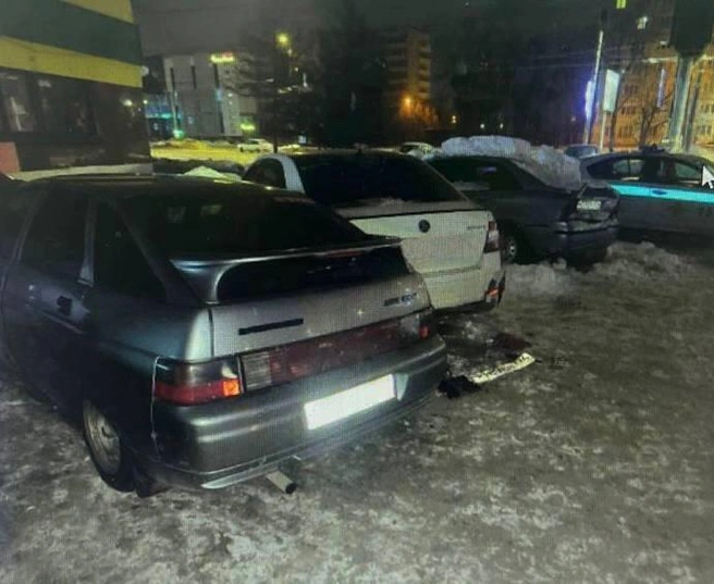 Лихач повредил несколько припаркованных во дворе машин | Источник: ГАИ Челябинска