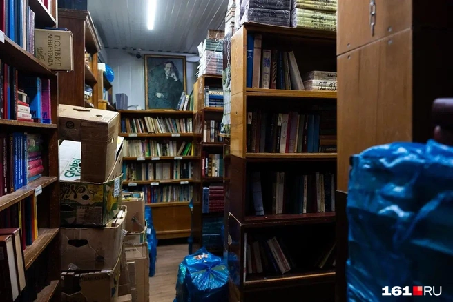 Вначале книги продавали в коробках из-под бананов | Источник: Евгений Вдовин / 161.RU