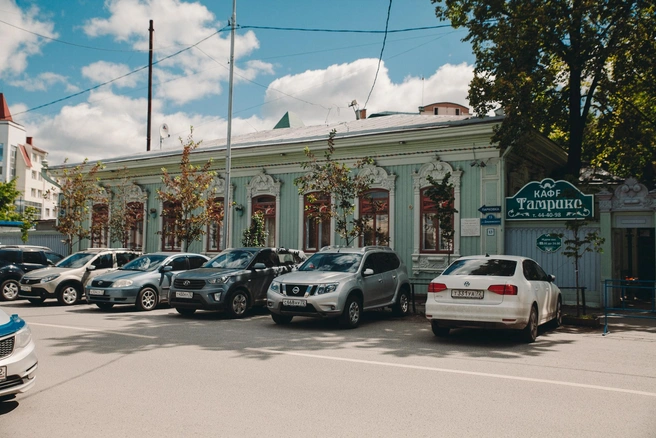 Лето 2020 года. Всего через каких-то пару лет машины отсюда уберут совсем, дав зеленый свет пешеходам | Источник: Ирина Шарова