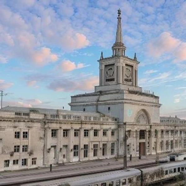 Поезда на вокзале поросли чем-то таким, что напоминает высушенный плющ | Источник: @kid_kid / TikTok