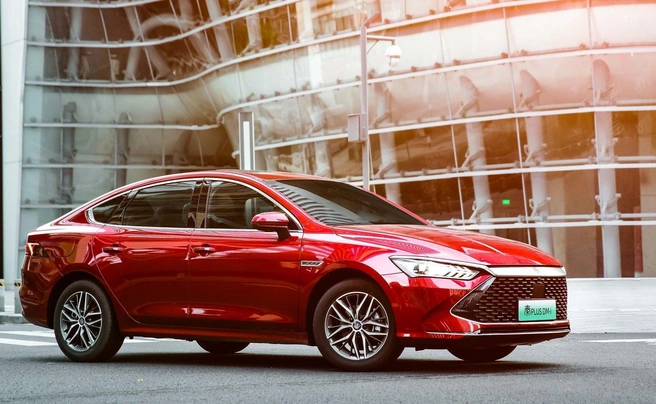 Гибриды могут быть и относительно доступны: в Китае седан BYD Qin Plus DM-i стоит от 1 миллиона рублей (по курсу). У него последовательно-параллельная силовая установка: на больших скоростях ДВС может подключаться к колесам | Источник: BYD