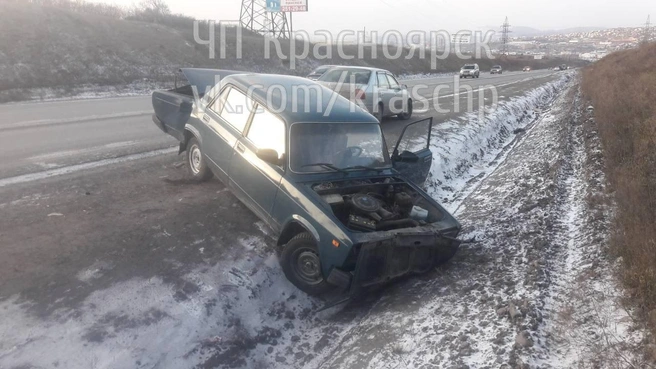 От удара машину отбросило с дороги