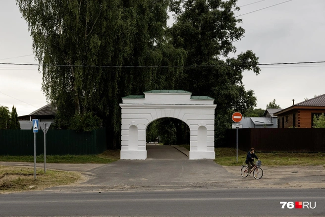 Арка установлена на одном из въездов непосредственно в музей-усадьбу, но проезд автомобилей здесь запрещен | Источник: Александр Куренной / 76.RU