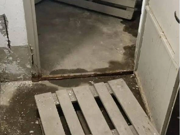 Поддоны в паркинге используют для преодоления водных препятствий | Источник: Читатель 72.RU