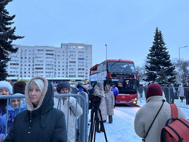 Двухэтажный автобус, предназначенный для транспортировки факела, ожидал у администрации. | Источник: Ирина Шарова / 72.RU