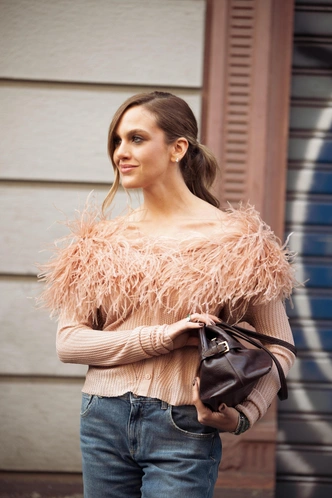 Почему моду так резко качнуло от тихой роскоши к глэм-шику