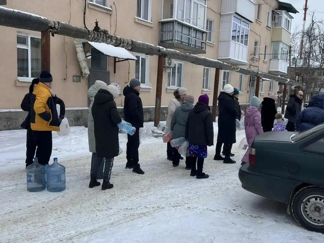 К автоцистернам с водой в Гуково собирались очереди | Источник: Антонина Пшеничная / Telegram.org