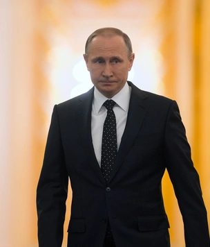Что подарили Владимиру Путину на 70-летие: трактор от Лукашенко, открытка от Пескова и арбузы из Таджикистана