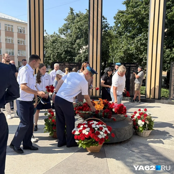 На возложение пришли и правоохранители | Источник: Дарья Ходосевич / YA62.RU