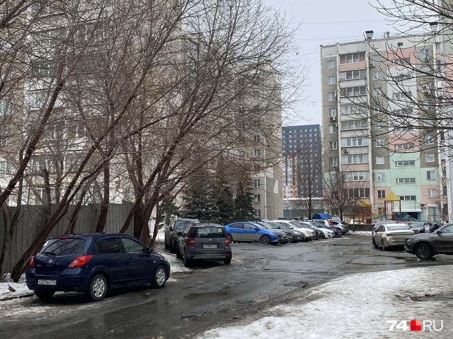 Проблема с парковочными местами есть уже сейчас. Такая картина возле домов в полдень четверга | Источник: Виталий Гущинский