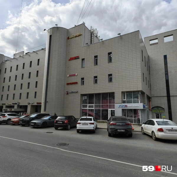 Обочины улицы заставлены легковыми автомобилями | Источник: Василина Любимова / 59.RU