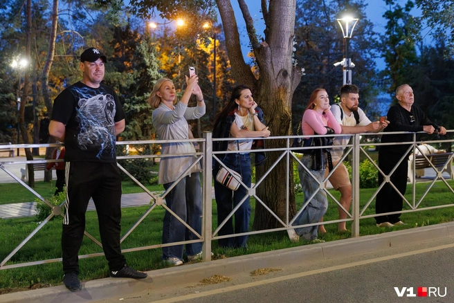 Некоторые из горожан не знали о Ночи музеев, но скопление и движение людей заставляли их остановиться и присмотреться | Источник: Алексей Волхонский / V1.RU