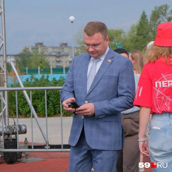 Кажется, Эдуард Соснин готовится к выходу на сцену | Источник: Тимофей Калмаков / 59.RU