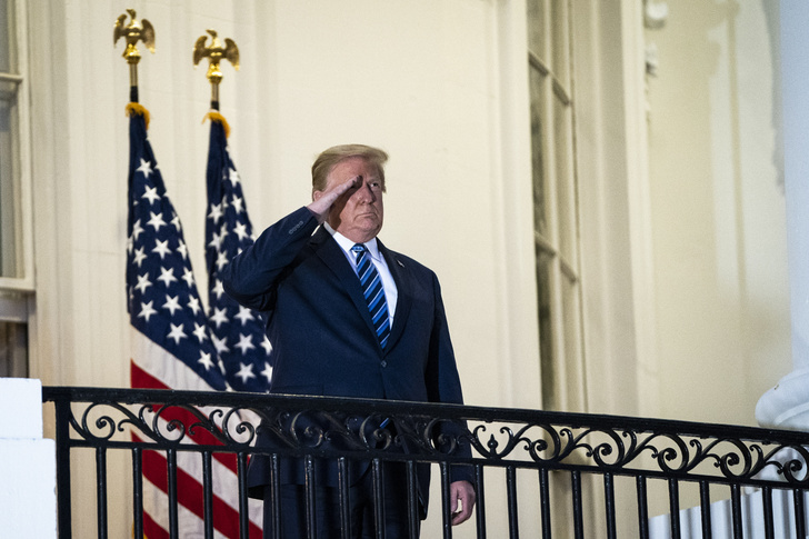 «Не надо бояться»: больной коронавирусом Трамп сорвал маску на входе в Белый дом